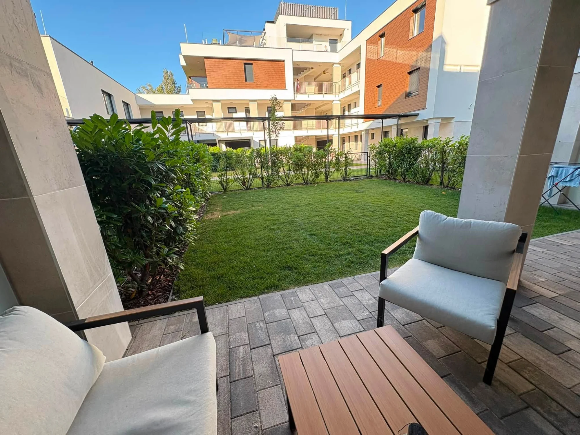 A Liget Premium Residence terasza és privát kertje